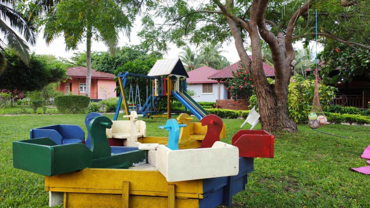 Charlestina Beach Resort Ampeni Екстериор снимка