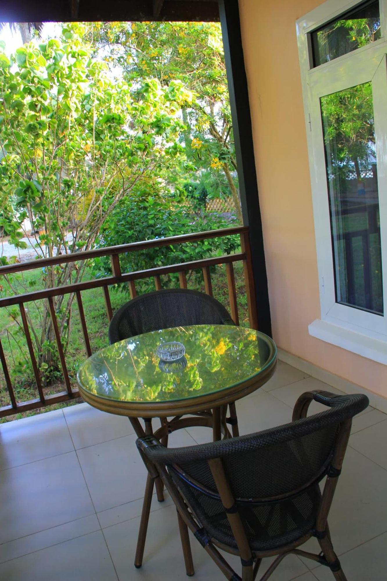 Charlestina Beach Resort Ampeni Екстериор снимка