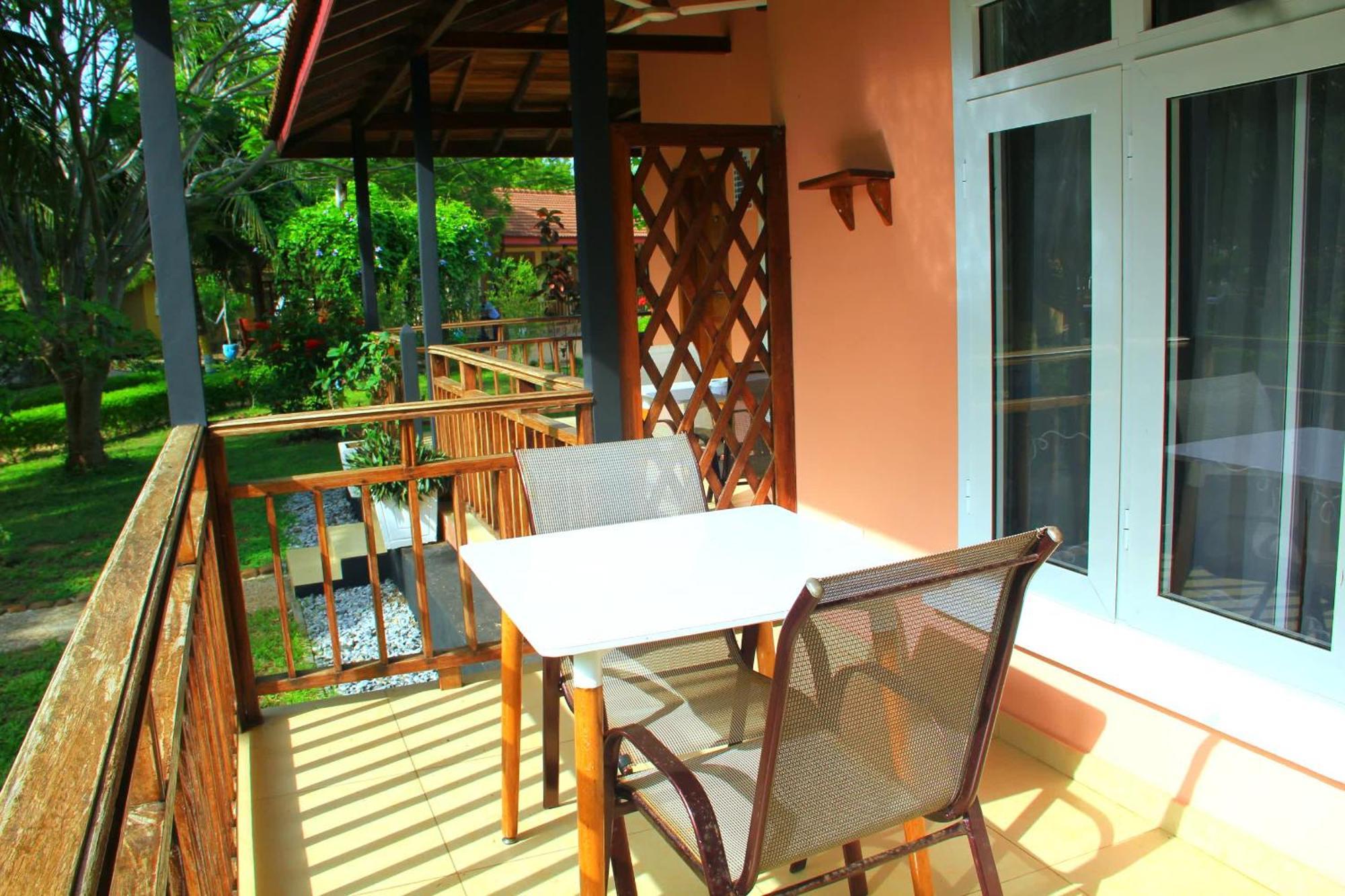 Charlestina Beach Resort Ampeni Екстериор снимка