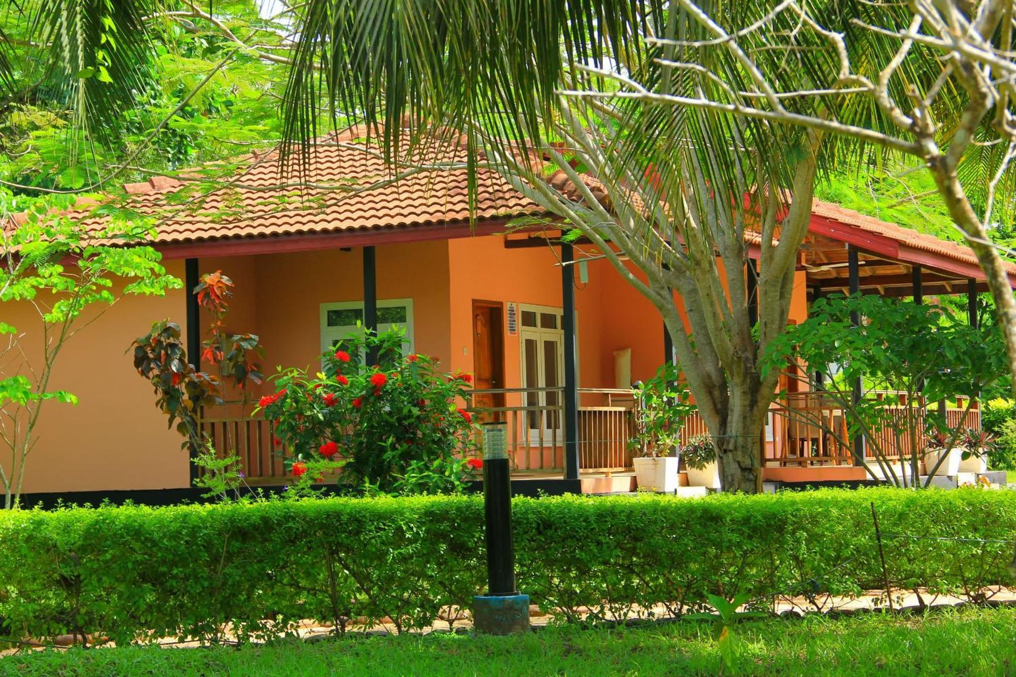Charlestina Beach Resort Ampeni Екстериор снимка